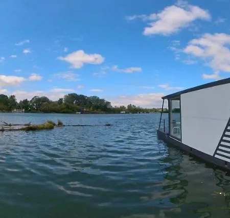 Hausboat Vlnka 公寓